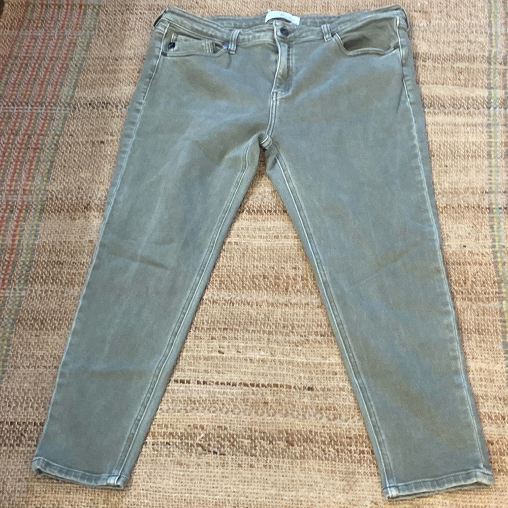 Very lightly used KanCan women’s jeans size 16 with extra stretchiness.